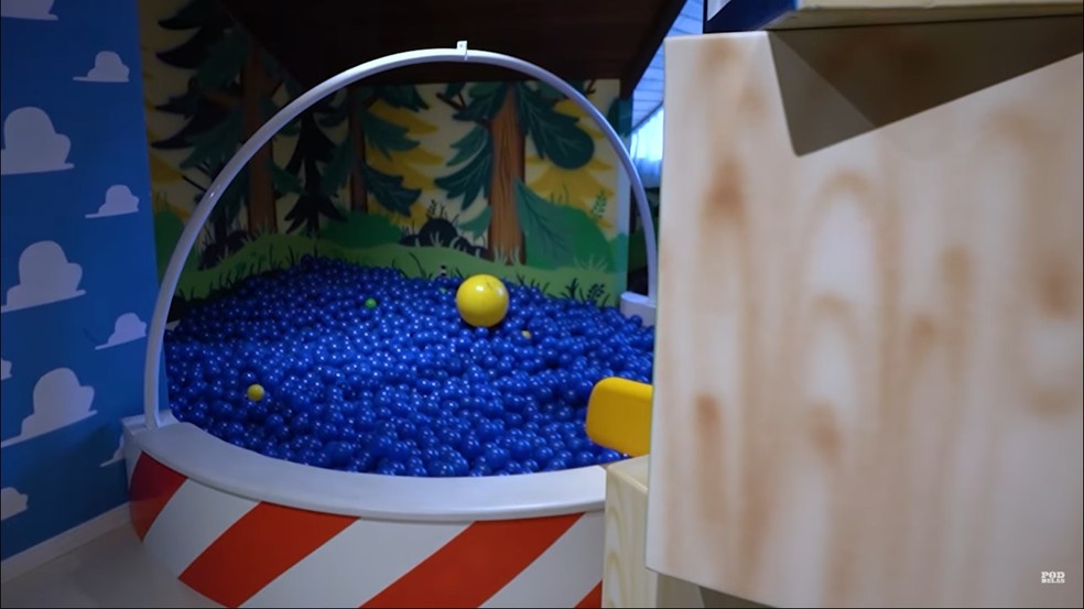 A brinquedoteca da mansão tem uma piscina de bolinhas — Foto: Youtube / Reprodução