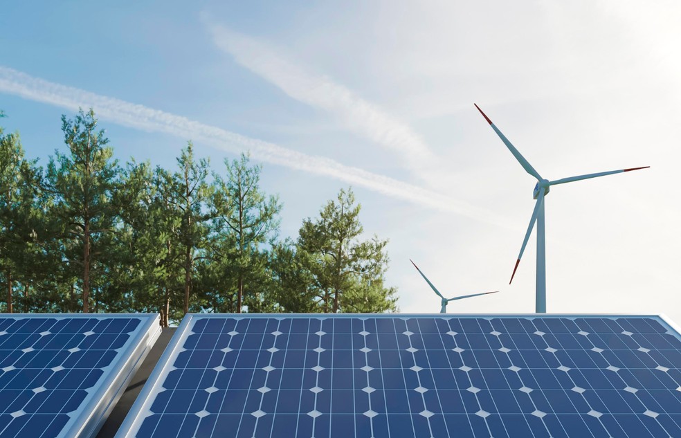 Painéis solares fotovoltaicos são boas opções para o bolso e meio ambiente, pois geram energia limpa e renovável, reduzindo a dependência da rede elétrica tradicional — Foto: Freepik/Creative Commons