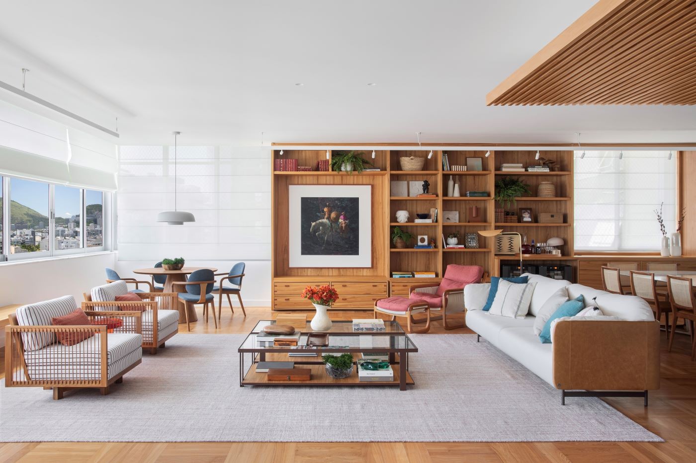Design clássico e tons neutros conferem estilo atemporal a apartamento