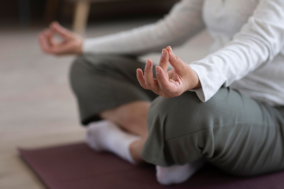 Meditação é uma das práticas que ajudaa melhorar as funções do cérebro — Foto: Freepik / Commons Creative