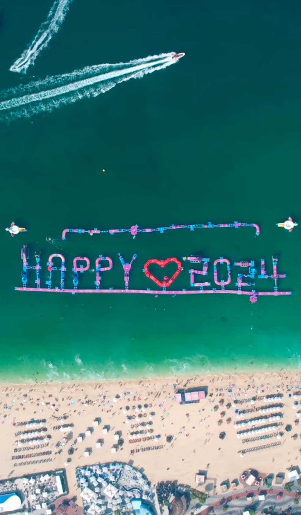 As atrações flutuantes formam textos segundo a ocasião. Na foto, o parque celebra o ano novo com a frase "Feliz 2024" — Foto: Instagram / @aquafun / Reprodução