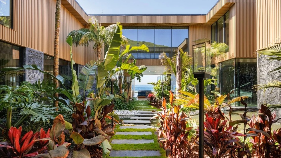 O jardim tropical traz um clima paradisíaco para a construção — Foto: Juwan Li / AKG | Christie's International Real Estate / Reprodução