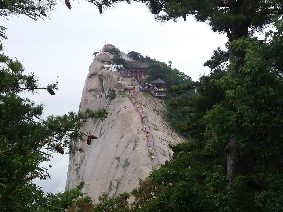 O Mount Huashan é uma das montanhas mais perigosas da China para turismo, a 2.154 m de altura — Foto: TripAdivisor / Reprodução