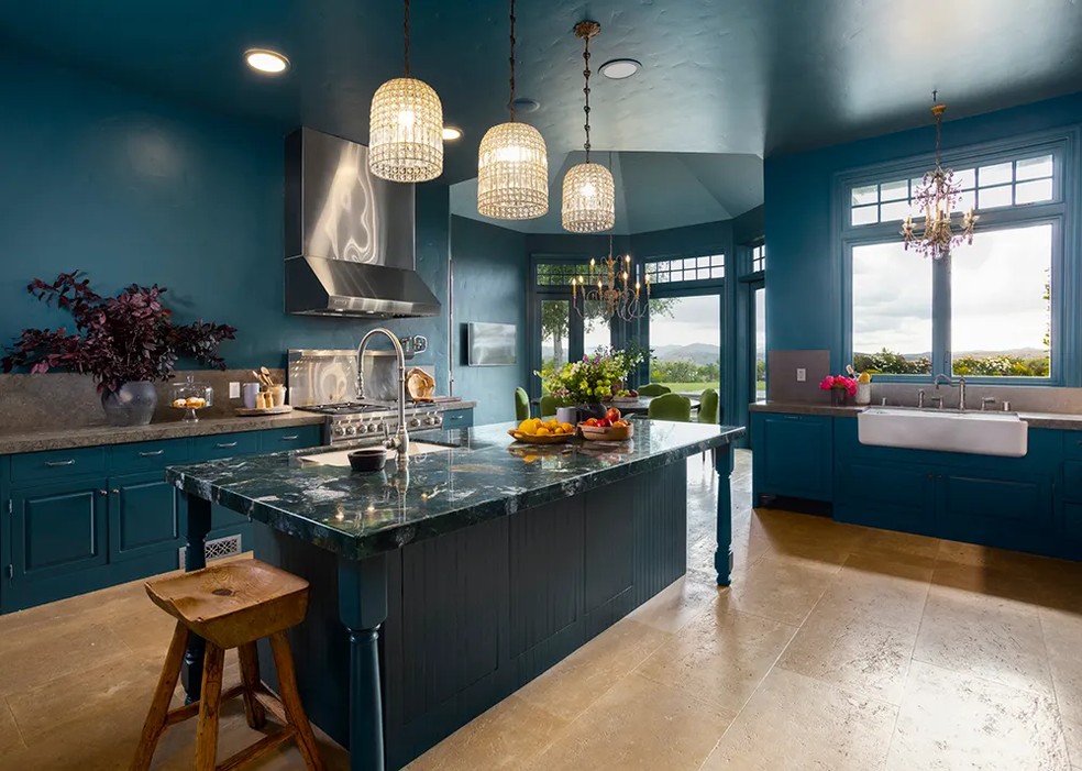 A cozinha tem bancada de mármore e eletrodomésticos modernos — Foto: Cannon Schmidt / The Salty Shutters / Reprodução