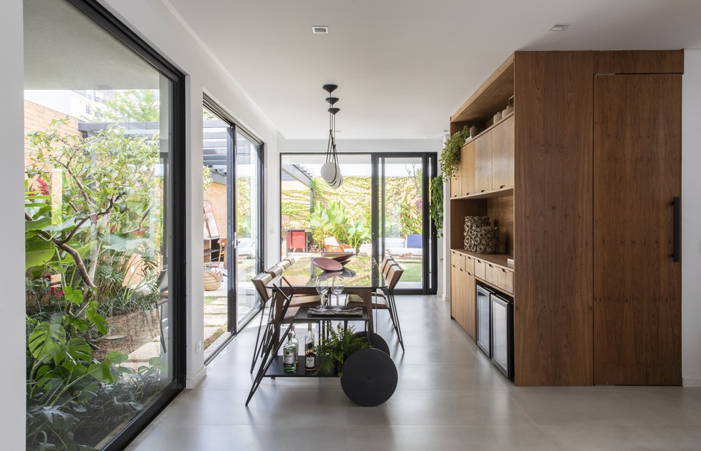 Arquitetura e design brasileiro se conectam em casa cercada por verde