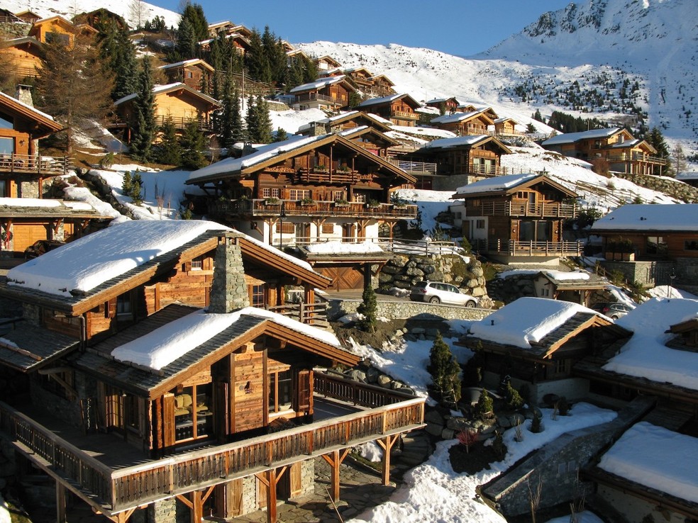 A cidade de Verbier, na Suíça, tem um Natal com neve diferente do tradicional — Foto: Wikimedia / Leo-setä / Creative Commons