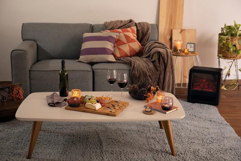 Recomenda-se adquirir uma peça capaz de cobrir o espaço que compreende a TV e o sofá. (Foto: Reprodução/Shoptime) — Foto: Casa e Jardim