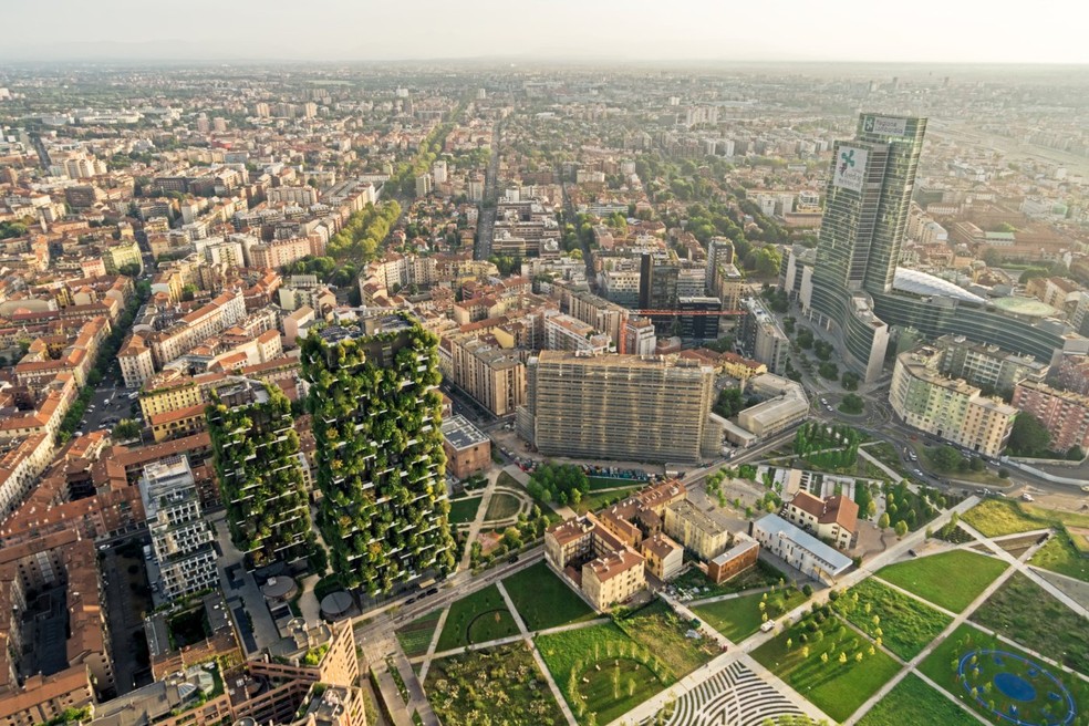 O Bosco Verticale promoveu impactos significativos no entorno, como conversão de CO2 em oxigênio, sombreamento aos moradores, neutralização do efeito da ilha de calor e filtração do ar, entre outros — Foto: Dimitar Harizanov / Divulgação