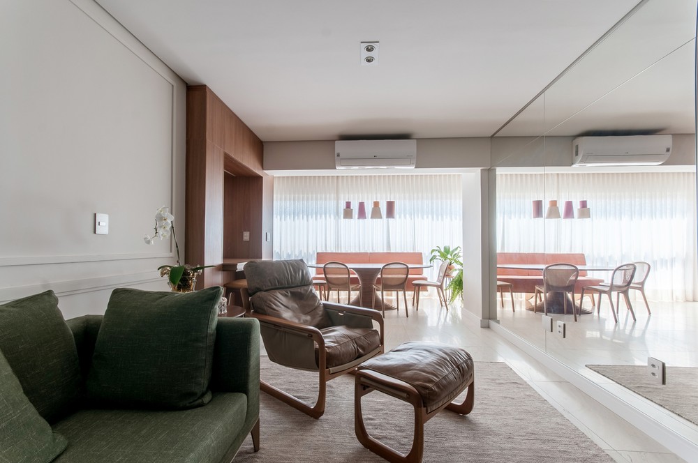 Integração da área social cria espaço para receber bem em apartamento