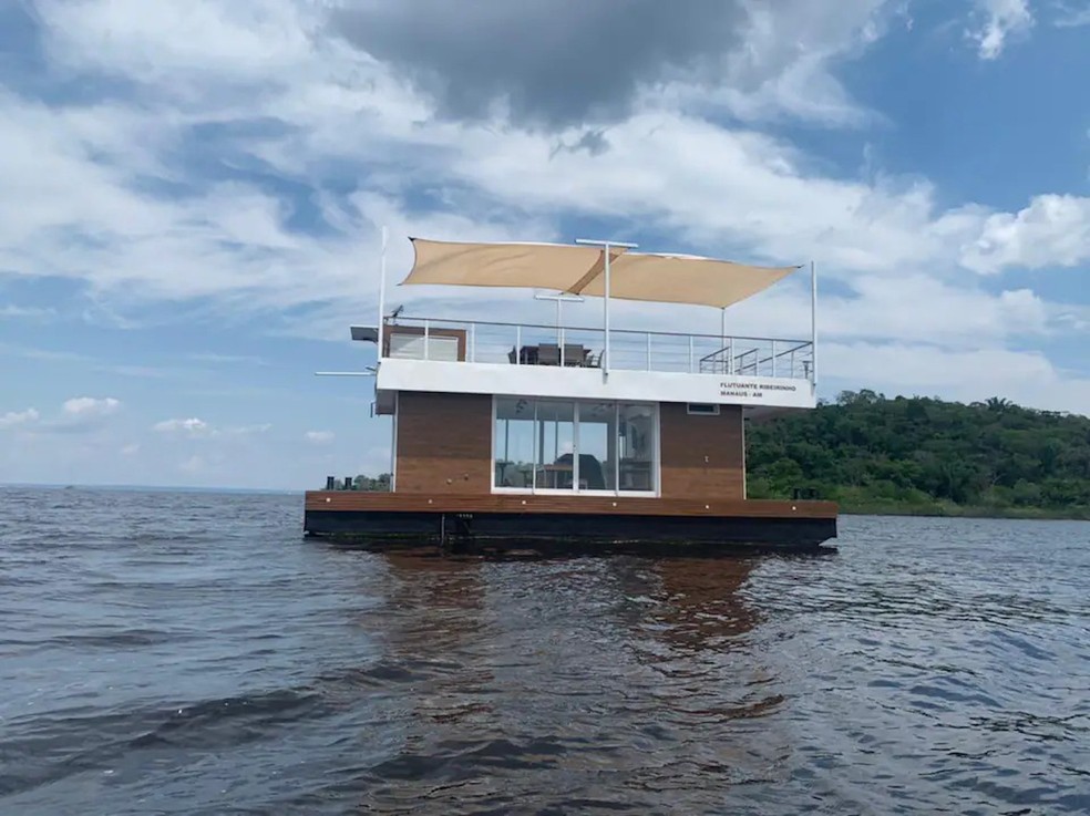 A casa-barco no Rio Negra promete uma experiência única na Amazônia — Foto: Airbnb / Divulgação