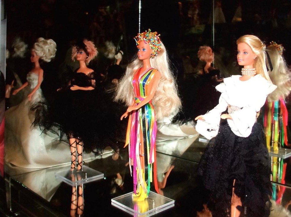 Muitas das bonecas de Brunete Fraccaroli foram vestidas por estilistas famosos — Foto: Brunete Fraccaroli / Arquivo Pessoal