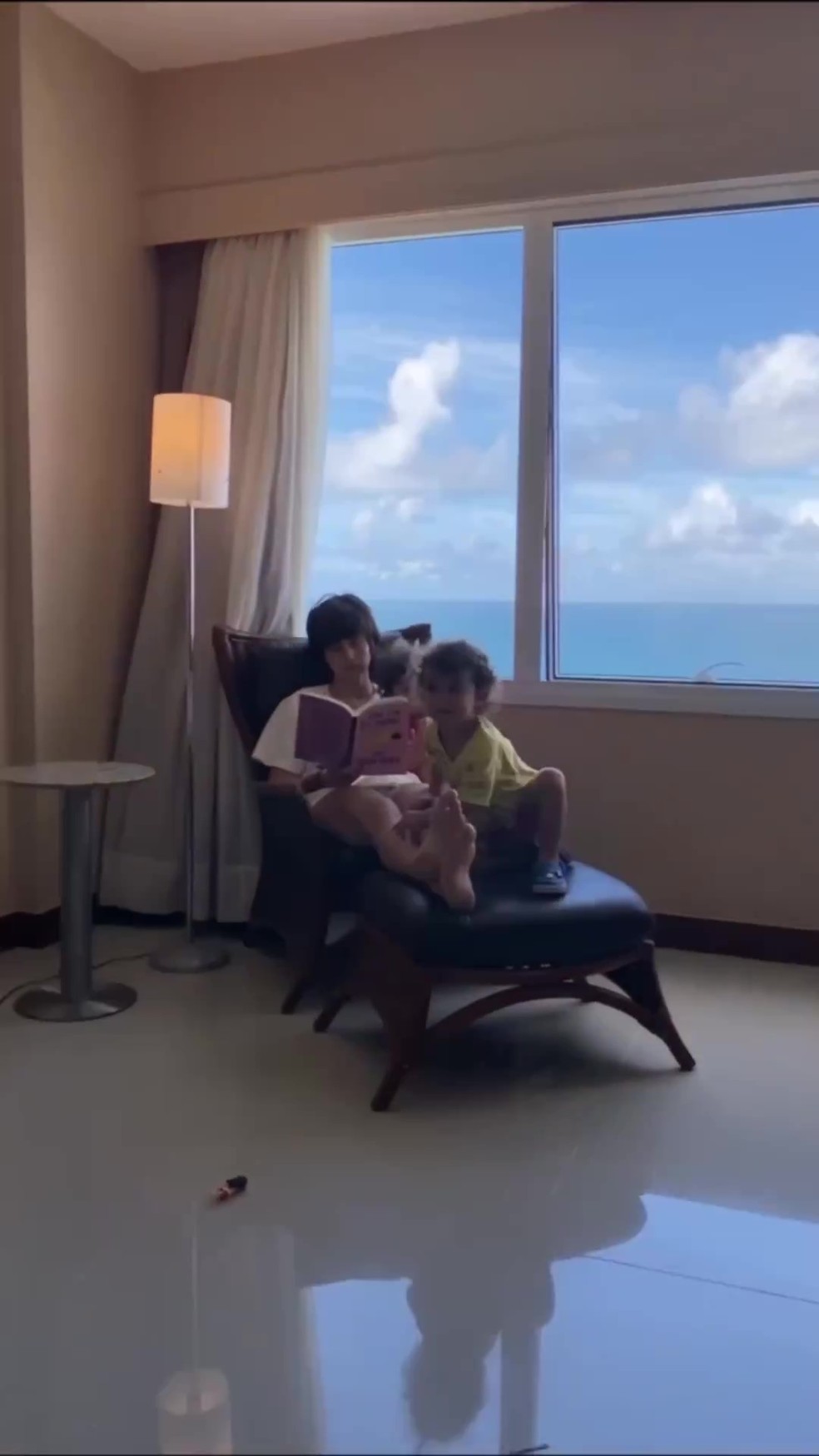 Nanda Costa com a filha no quarto do hotel Vila Galé, em Salvador — Foto: Instagram / Reprodução