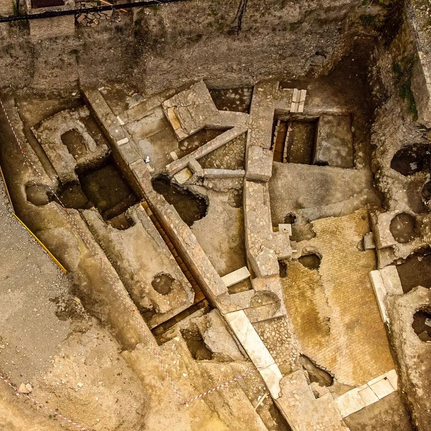 Ruínas de teatro romano são encontradas na Itália