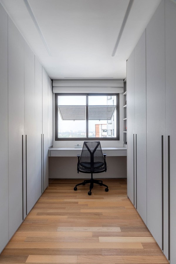 Marcenaria azul traz charme a apartamento neutro de 153 m²