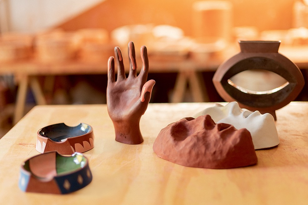Esculturas Mão Escorrida e Rosto Duplo, da Breve Cerâmicas — Foto: Mayra Azzi / Editora Globo