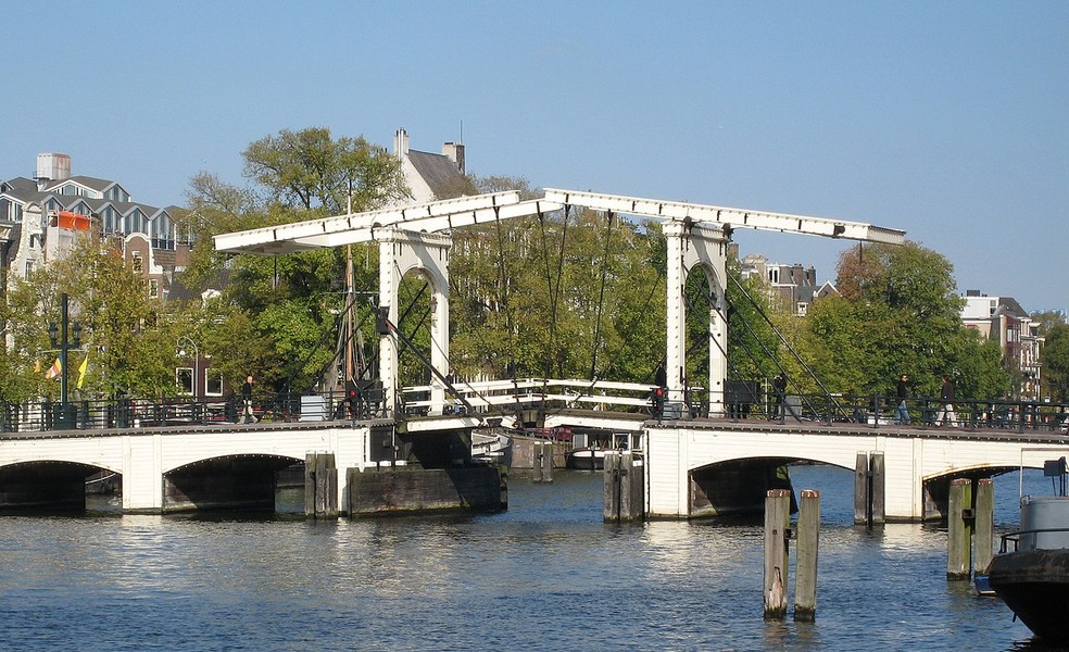 A ponte Magere Brug é uma das mais importantes da cidade de Amsterdam — Foto: S Sepp / Wikimedia Commons