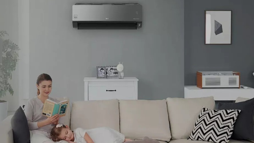 Se comparado aos aparelhos tradicionais, o ar-condicionado inverter tem um sistema mais tecnológico que promete economizar na conta de energia no fim do mês.