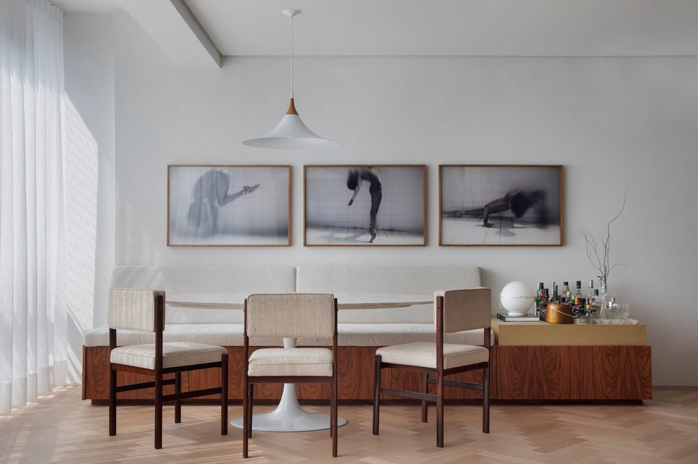 Painel com efeito de cobogó dá personalidade a apartamento de 160 m²