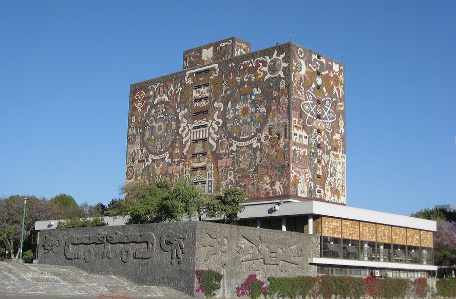 As quatro fachadas do edifício foram decoradas com mosaicos de pedra coloridos