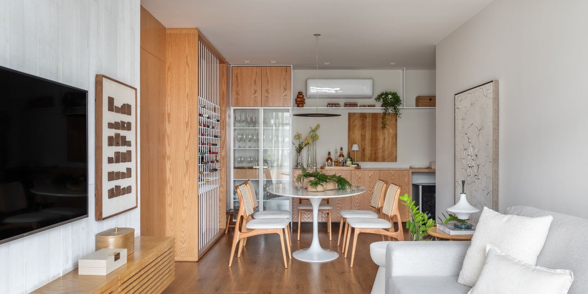 Adega na sala vira destaque em apartamento acolhedor de 110 m² em Niterói, RJ