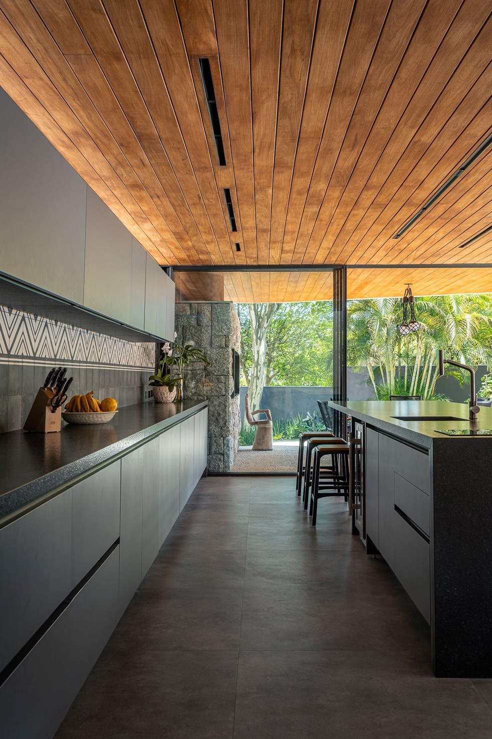 Projeto integra casa de 441 m² à natureza do entorno de Porto Alegre