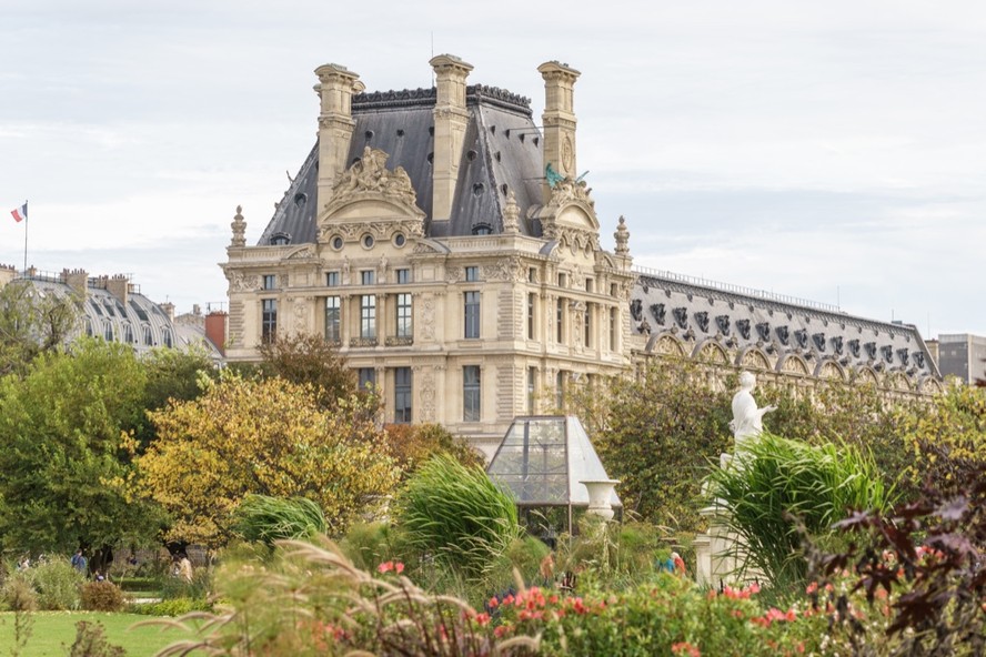 No coração do Jardin des Tuileries, a estufa chama atenção em meio à vegetação bem cuidada