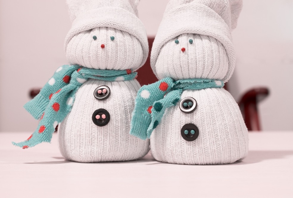 As meias velhas viram simpáticos bonecos de neve para compor a decoração de Natal — Foto: PXHere / Creative Commons