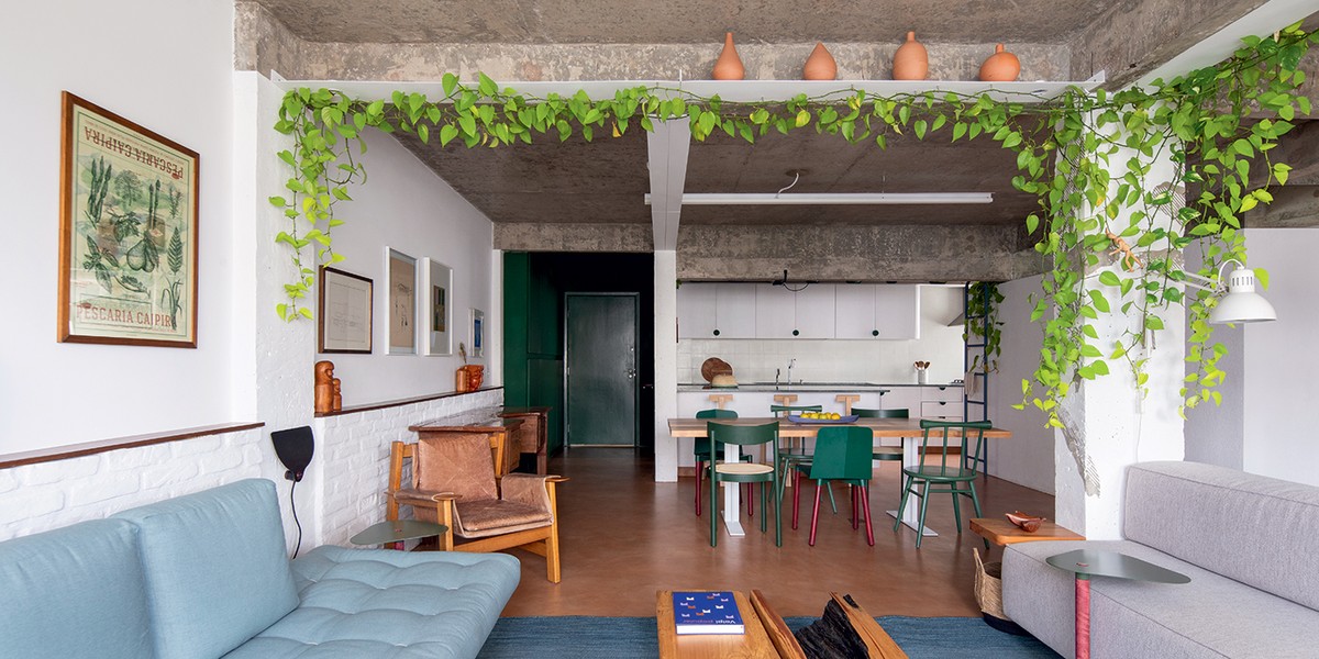 Apartamento de 133 m² é repleto de plantas e artesanato brasileiro