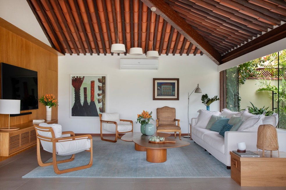 Reforma em casa praiana valoriza arquitetura original e acrescenta ...