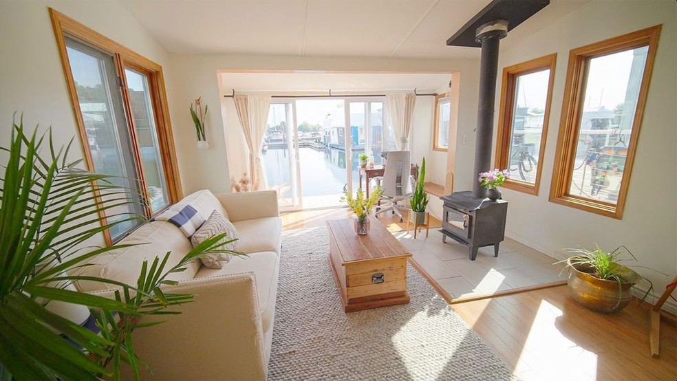 A sala de estar da casa-barco é aberta e arejada, com muita luz natural — Foto: Instagram / @exploringalternativess / Reprodução