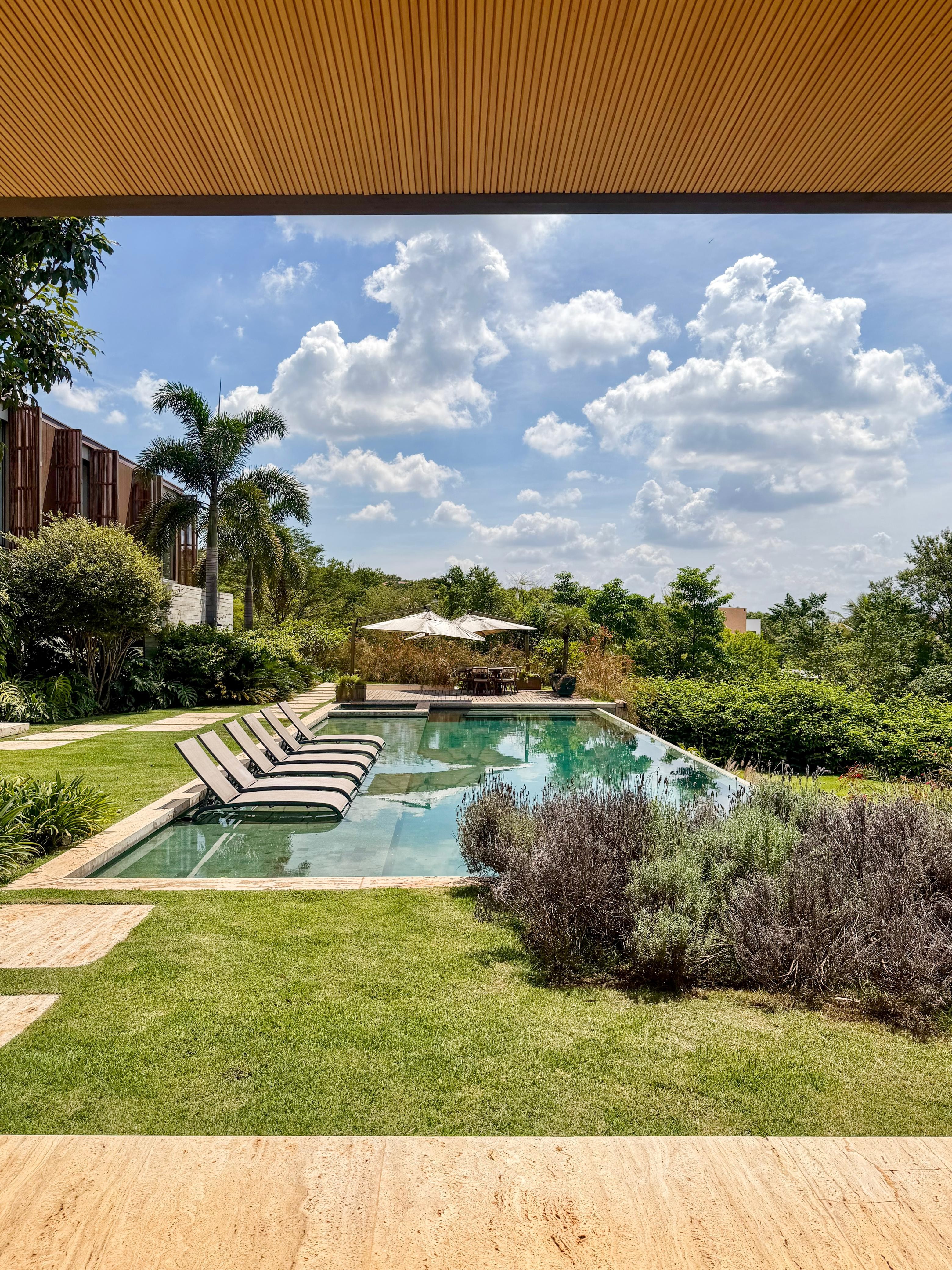 Casa no interior aposta na integração com a paisagem para desacelerar a ...