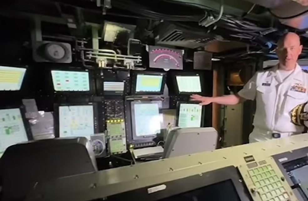 Scott Bresnahan, o comandante do submarino, mostra a moderna sala de comando do barco — Foto: YouTube / Barefoot Vlogger / Reprodução
