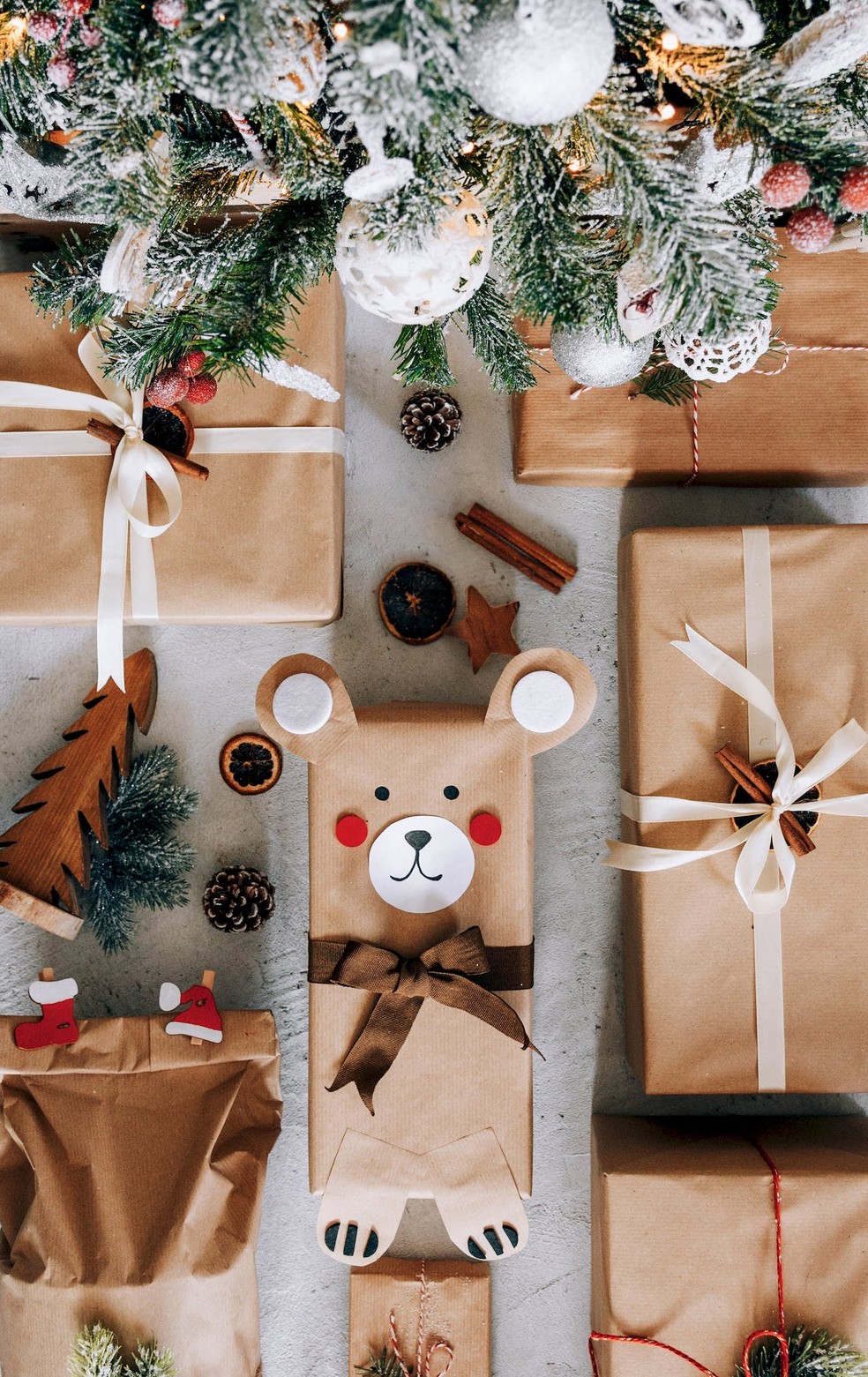 Os embrulhos de presente feitos à mão também ajudam a compor a decoração natalina  — Foto: Pexels / Marko Klaric / Creative Commons