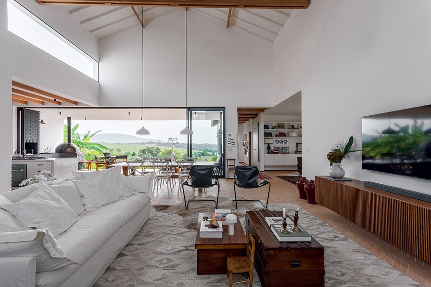 SALA | Na sala, o sofá 'Cozy', de Baba Vacaro, e as poltronas 'Paulistano', de Paulo Mendes Rocha, estão sobre tapete da By Kamy
