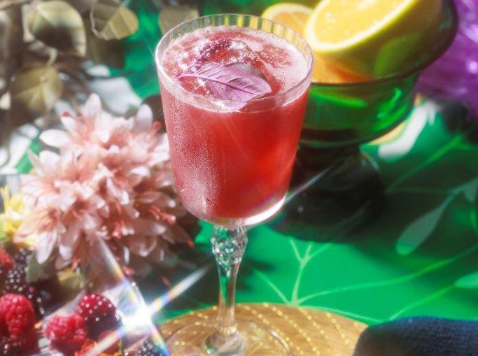 Drinque de framboesa leva blend de rum, whisky e vinho