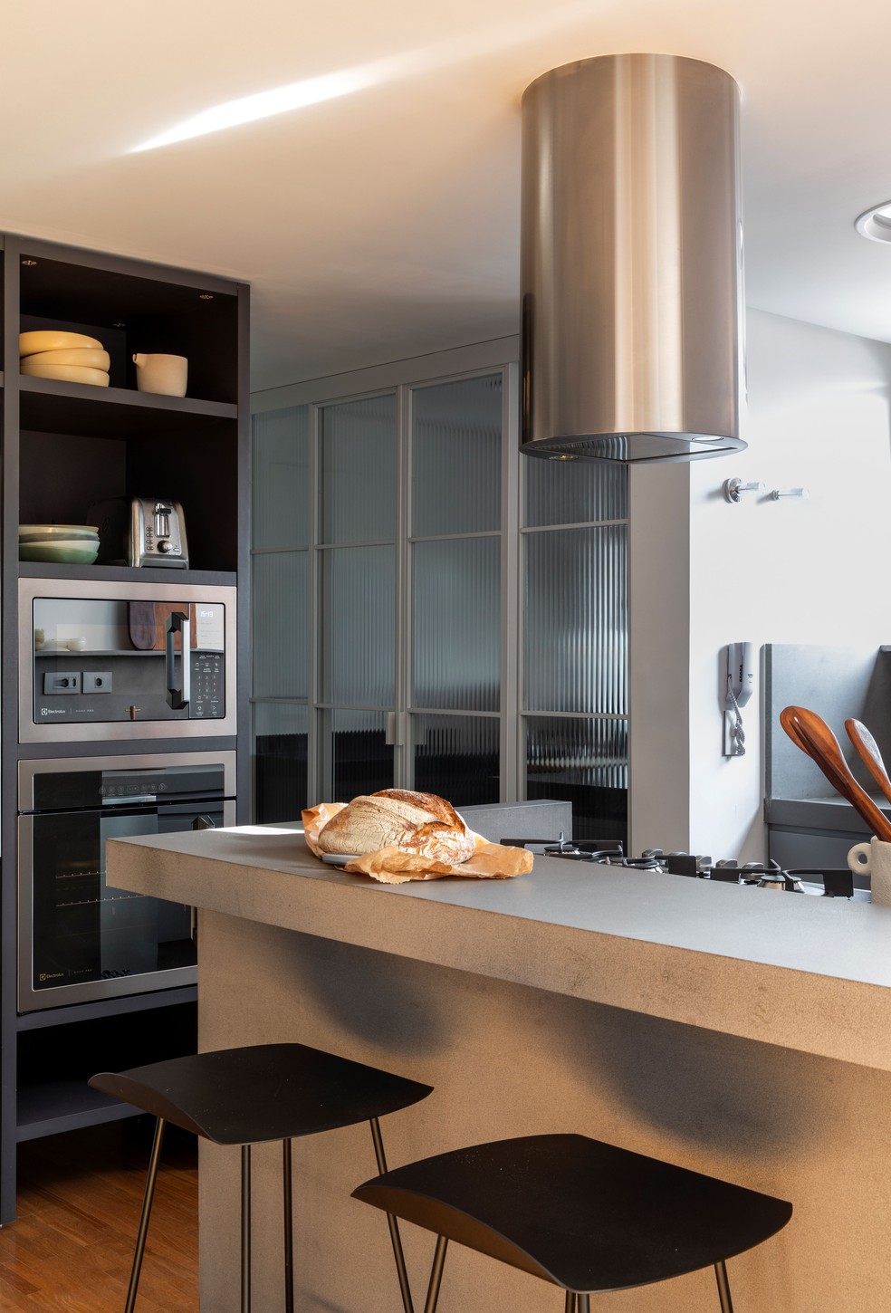 Telhado de madeira e design brasileiro conferem identidade a apartamento