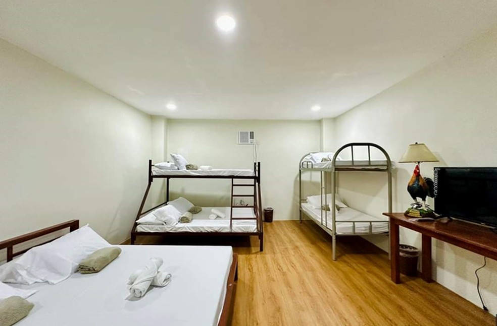 No interior, o prédio tem quartos comuns, mas, ainda, um abajur de galinha — Foto: Facebook/@CampuestohanHighlandResort/Reprodução