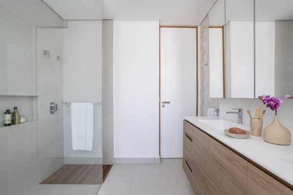 Banheiro branco: materiais, combinações e 30 ideias para se inspirar