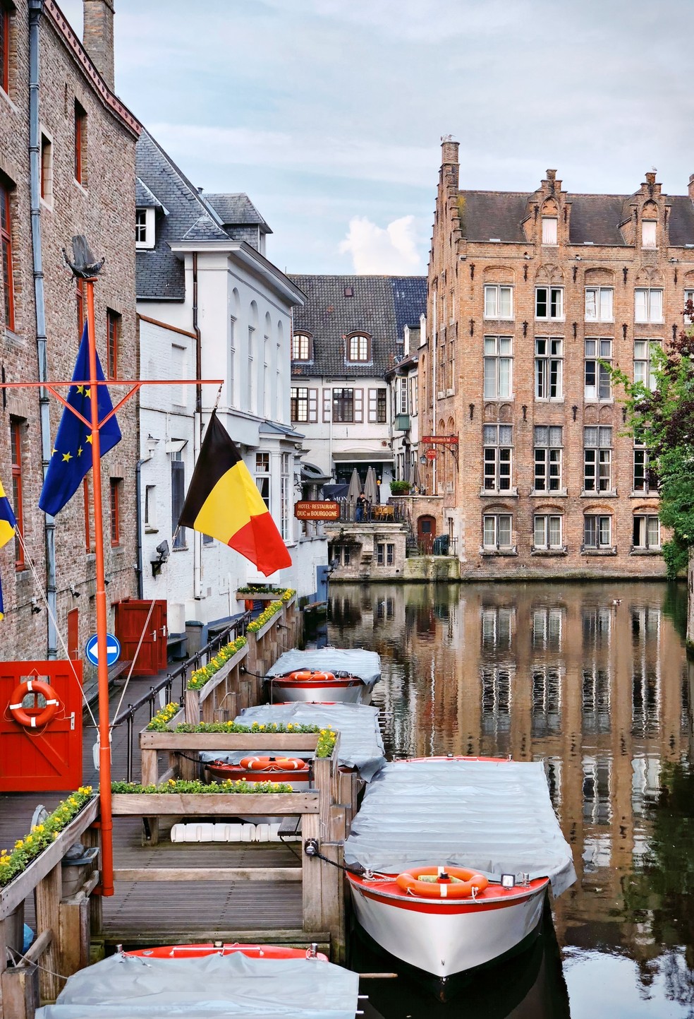 A cidade belga é conhecida por seus canais e arquitetura medieval, ganhando a fama de uma cidade de conto de fadas — Foto: Unsplash / Despina Galani / Creative Commons