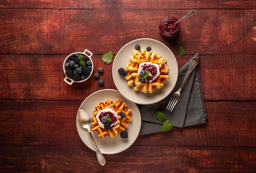 Receita de waffle de berries é simples de preparar e leva ingredientes deliciosos