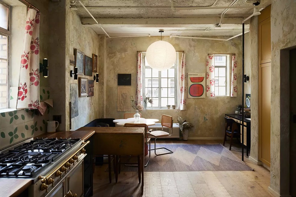 A cozinha tem um estilo industrial e inspiração na arquitetura italiana — Foto: WINNIE AU / Reprodução