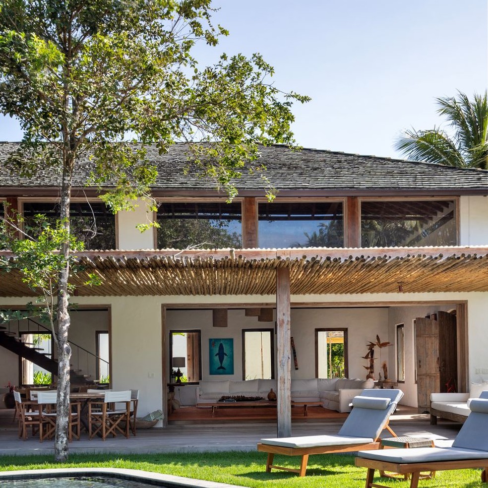 Arquitetura colonial e decoração com referências locais marcam casa em ...