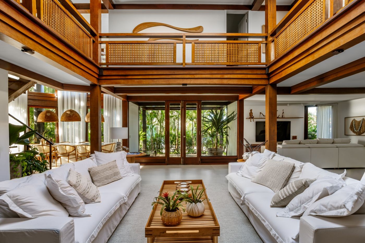 Memória afetiva e design brasileiro guiam casa de praia em Búzios