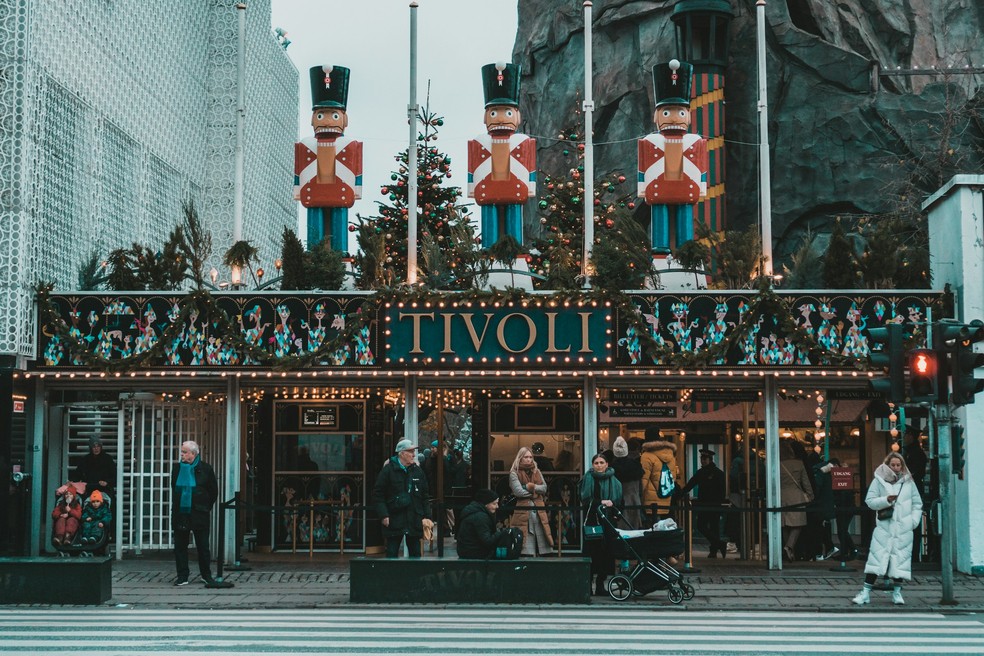 Entrada do parque Tivoli chama a atenção pelos enfeites natalinos — Foto: Unsplash/Filiz Elaerts/Creative Commons