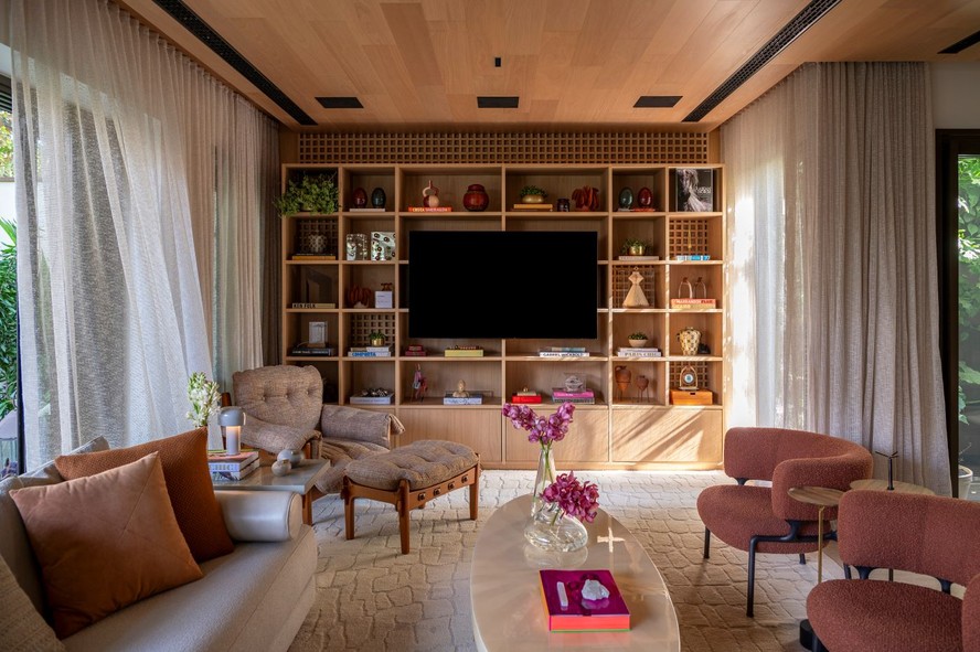 Paixões da moradora norteiam projeto e decoração de casa de 500 m² em SP
