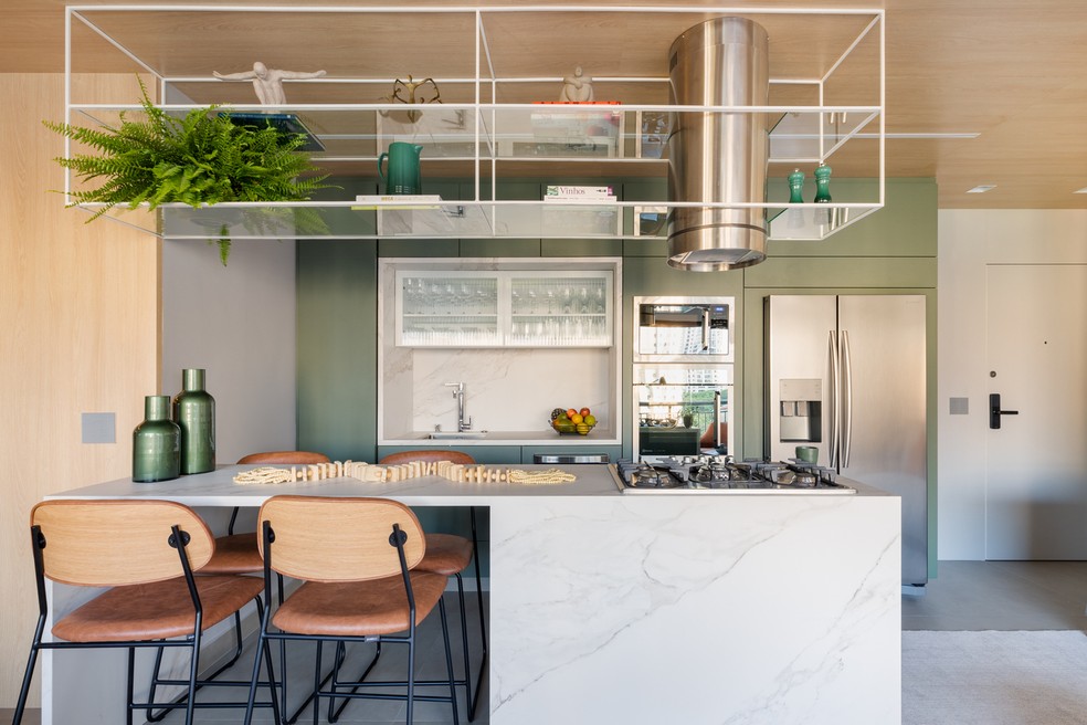 Para o seu apartamento, o arquiteto Renan Altera projetou um armário na cozinha aberta, que comporta tudo que precisa, inclusive uma geladeira side by side  — Foto: Leila Viegas / Divulgação
