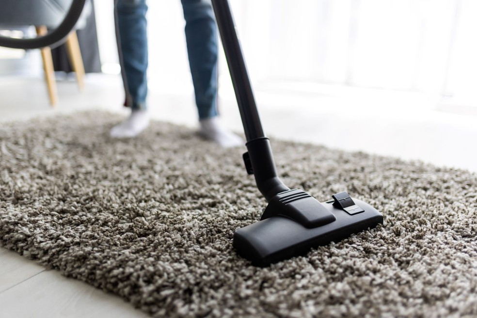 Aprenda como limpar tapete a seco em casa com receitas simples