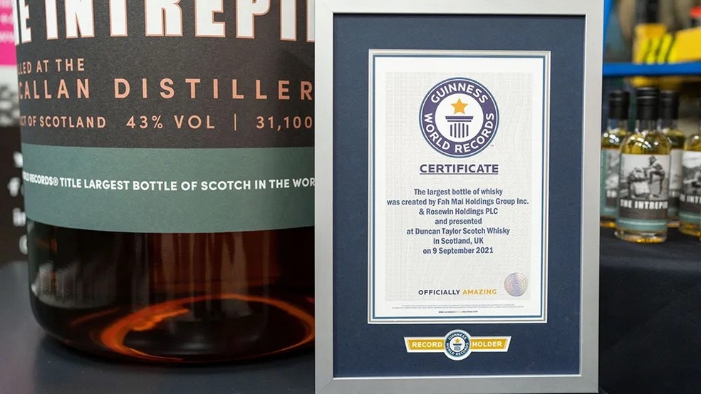 O produto acompanha o certificado de autenticidade e recorde do Guinness World Records — Foto: Lyon & Turnbull / Divulgação