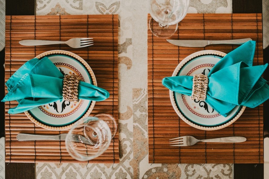 Jogos americanos incrementam a decoração, auxiliando os amantes de mesa posta na hora de jantar