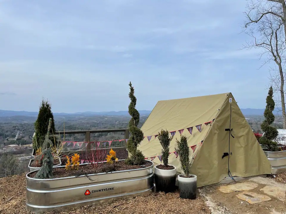 A entrada da cabana é feita por uma barraca de camping — Foto: Airbnb / Reprodução